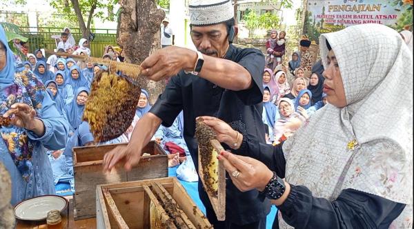 Majelis Taklim di Tegal Berdayakan Ekonomi Umat Lewat Budidaya Lebah Madu