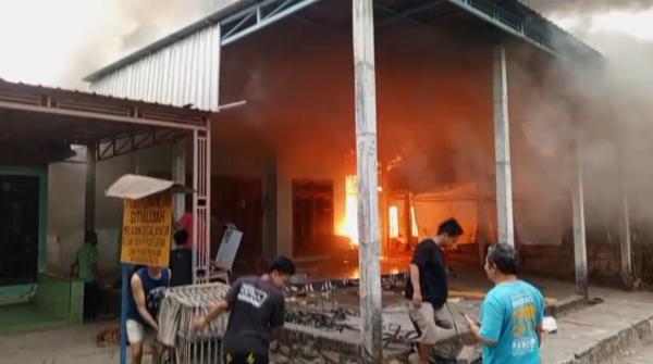 Kebakaran 2 Rumah di Jombang Akibatkan Kerugian Rp800 Juta, Pemilik Syok Masuk Rumah Sakit
