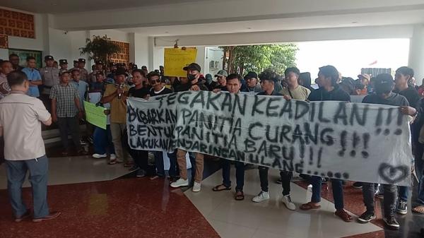 Bupati Riyanto Pamungkas Tetap Lanjutkan Pilkakon di Tengah Protes Warga