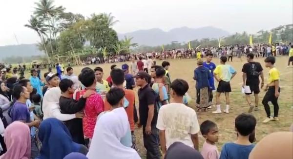 Kericuhan Suporter Warnai Partai Puncak Turnamen Tarkam di Kecamatan Cinangka