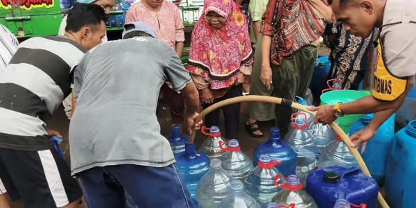 Sumur Selama 10 Bulan Kering, Warga Kronjo Berjuang Mendapatkan Air Bersih