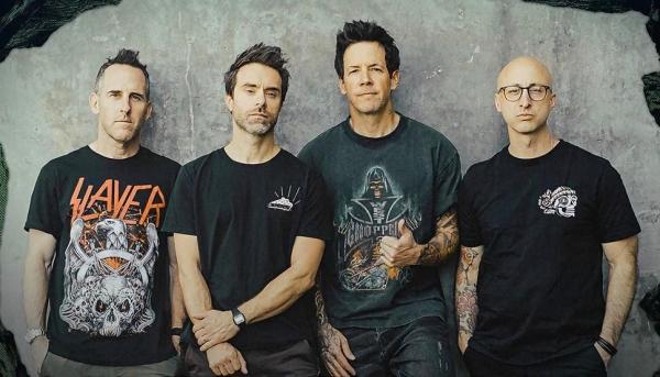 Simple Plan Siap Guncang Surabaya, Ajak Penggemar Nostalgia Bareng Hits Legendaris