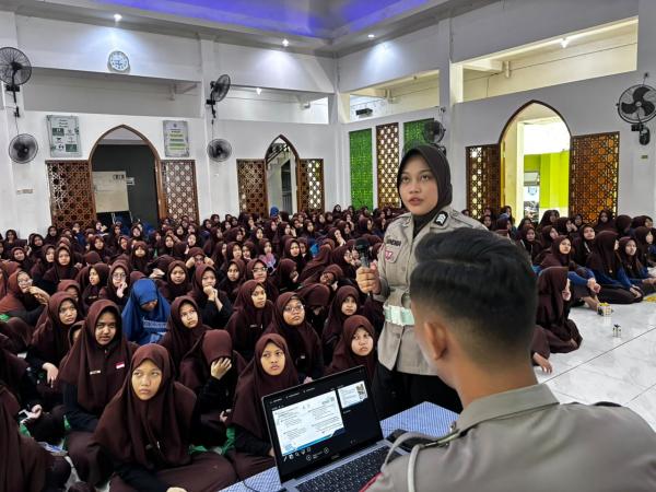 Polisi Edukasi Siswa SMP MTA Gemolong soal Tertib Lalu Lintas dan Bahaya Bullying