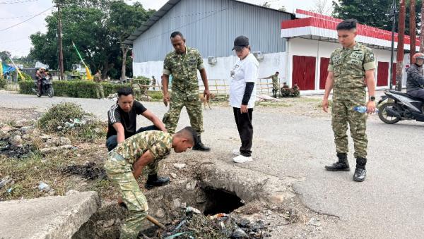 Drainase Tersumbat Picu Genangan, Ini Upaya Camat Kota dan Yon TP Biinmaffo