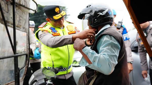 Bagikan Helm Sambil Atur Lalu Lintas, Polda Sumut Tegaskan Polisi Bersama Masyarakat