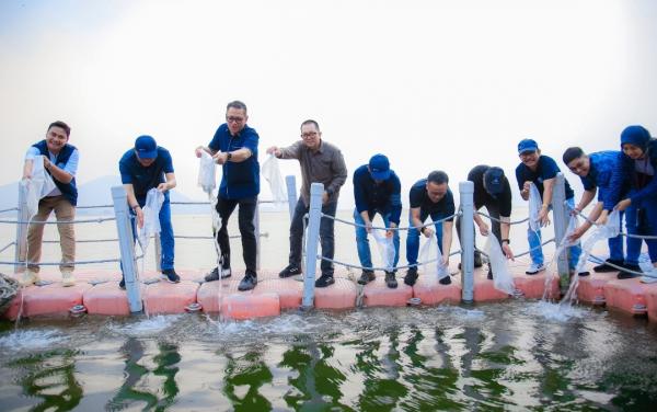 Jaga Ekosistem Perairan, PJT II Tebar Puluhan Ribu Benih Ikan di Waduk Jatiluhur hingga Lampung