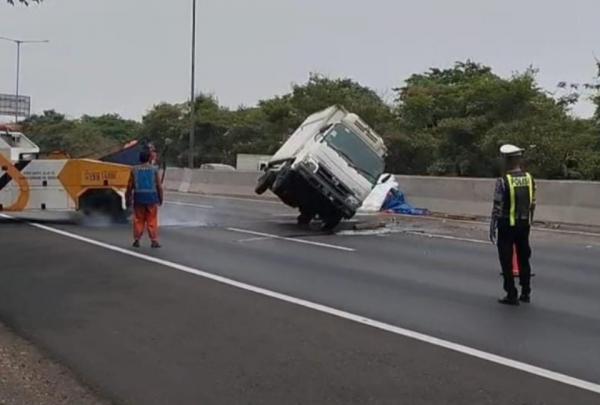 Truk Boks Muatan Es Batu Terguling di Tol Sidoarjo-Waru