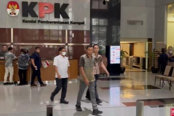 Diperiksa 7 Jam di KPK, Sestama BNPB Rustian Bawa 2 Tas Dokumen Terkait Dugaan Korupsi Dana Bencana