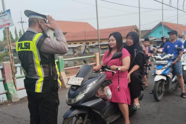 Polsek Balongbendo Sidoarjo Sasar Pengendara Tanpa Helm, Pelajar Diberi Edukasi Tertib Lalu Lintas