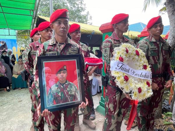 Perwira Kopassus Letda Jihad Dimakamkan di Sorong, Keluarga Desak Kasus Diusut Tuntas