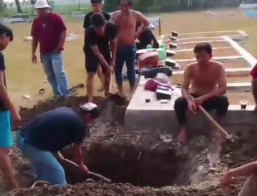 Beda Pilihan saat Pilkades, Makam di Cababungin Bekasi Dibongkar dan Dipindahkan