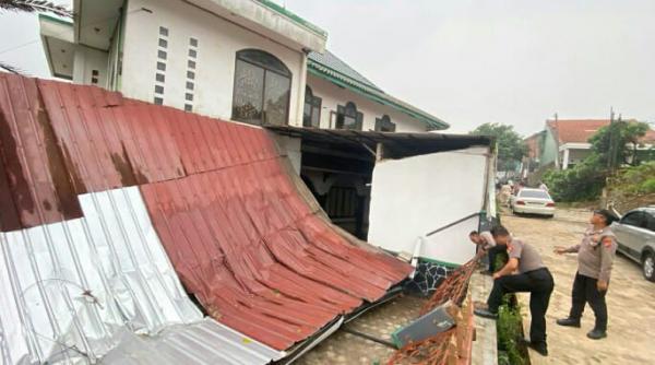Imbas Bencana Angin Puting Beliung dan Longsor, 522 Rumah Warga di Padalarang Rusak