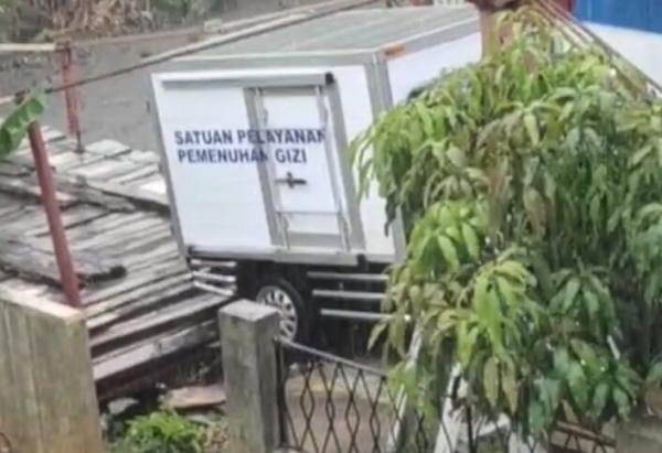 Viral, Lewati Jembatan Kayu Saat Huian Deras Mobil MBG Terperosok di KBB