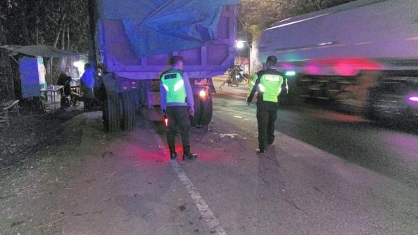 Motor Supra Tabrak Truk Tronton Mogok di Jalan Bojonegoro-Babat