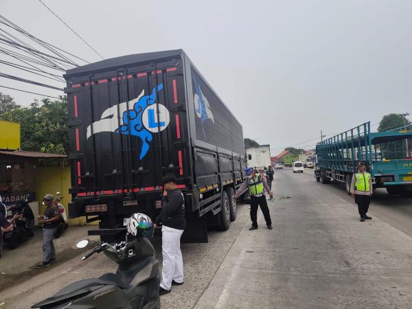 Diduga Kurang Konsentrasi, Pemotor Hantam Truk Tronton di Cepiring Kendal