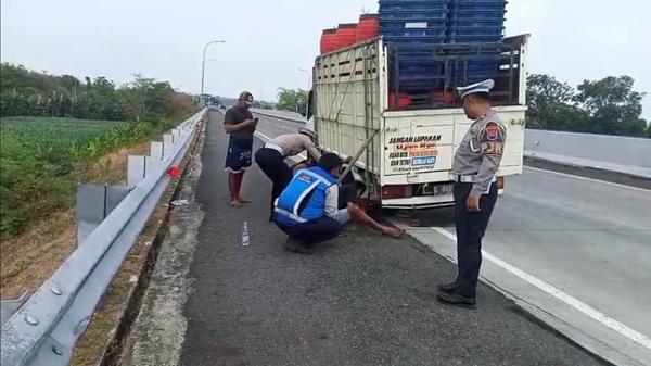 Truk Pecah Ban di Tol Semarang–Solo, Petugas PJR Gercep Tenangkan Sopir dan Bantu Ganti Ban