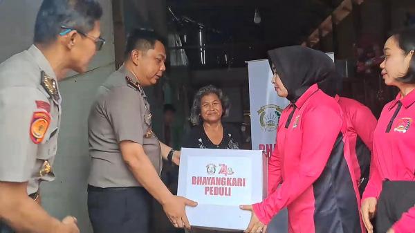 Polresta Palangka Raya Salurkan Paket Sembako Door to Door Bagi Warga Terdampak Karhutla