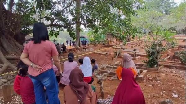 Keluarga Curiga Ada Kejanggalan, Makam IRT di Jepara Dibongkar untuk Otopsi