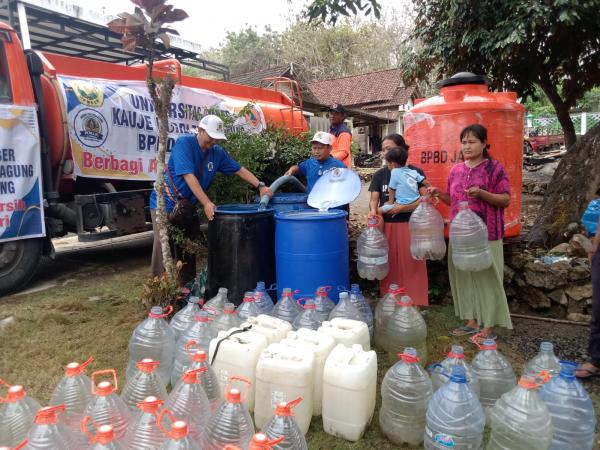 UNEJ dan KAUJE Salurkan Air Bersih untuk Warga Terdampak Kekeringan di Tulungagung