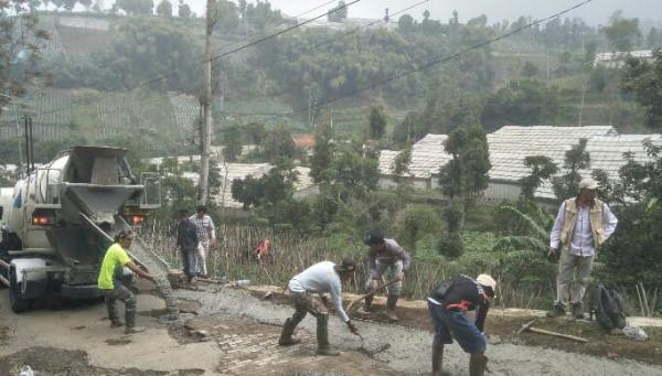 Bantuan Pemerintah Tak Kunjung Turun, Warga Swadaya Perbaiki Jalan Rusak
