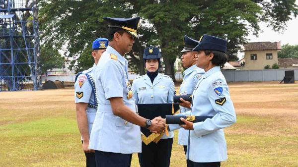 883 Bintara Remaja TNI AU Resmi Dilantik, Kadek dan Florida Raih Prestasi Terbaik