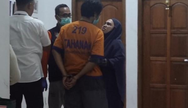 Momen Haru Tersangka Pembunuhan Ibu dan Anak di Madiun, Dipeluk Istri dengan Tangan Terborgol