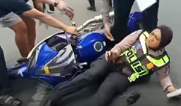 Panik! Pelajar Nekat Terobos Razia dan Tabrak Polwan di Lumajang