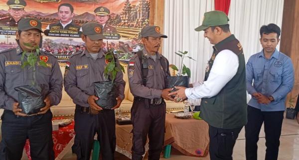 Dukung Ketahanan Pangan, Kejari Brebes & ASLINMAS Bagikan Bibit Cabai kepada Anggota Linmas