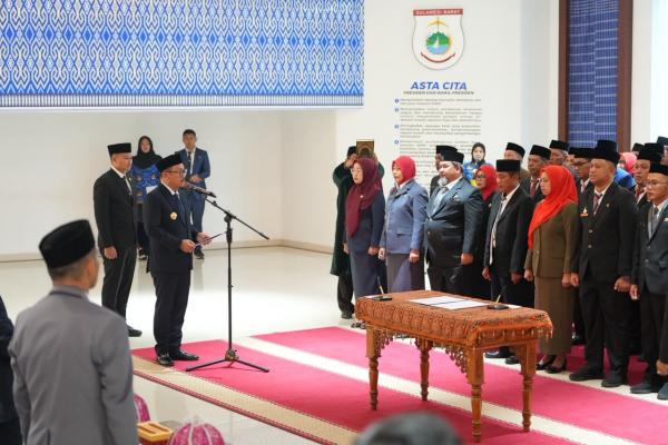 Lantik 72 Pejabat Pemprov Sulbar, Gubernur Suhardi Duka Ancam Copot ASN yang Terjerat Pinjol