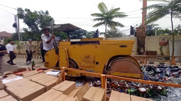 Polres Karanganyar Musnahkan Ribuan Botol Miras, Lima Orang Diamankan