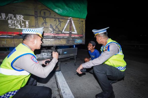Lampu Belakang Truk Redup, Dirlantas Polda Jateng Pasang Scotlight di Tol Semarang