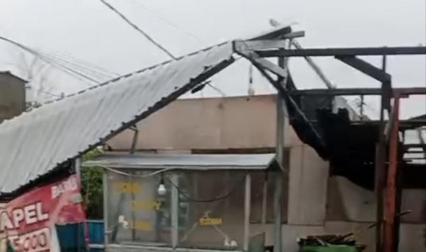 Warga Ungkap Detik-detik Puluhan Rumah di Jombang Disapu Angin Kencang, Diawali Hujan