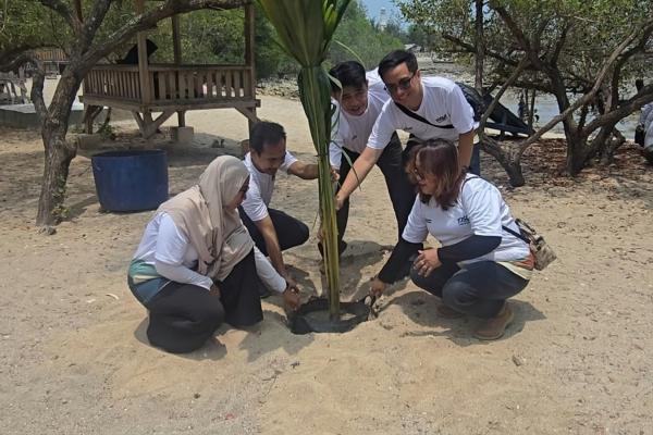 Jaga Lingkungan Industri Maritim, PT PAL Indonesia Tanam Puluhan Pohon di Pesisir Sidokelar