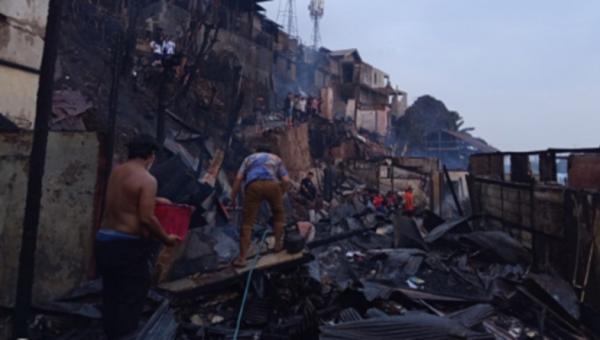 Kebakaran di Kawasan Padat Penduduk Samarinda , 12 Rumah Ludes Dilalap Si Jago Merah