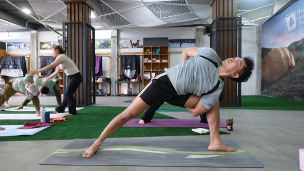 Belajar Mendengar Sinyal Tubuh Lewat Sesi Diary of Yoga di Medan