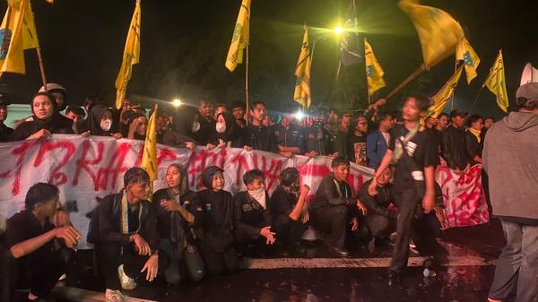 Coba Terobos Barikade Istana Bogor, Unjuk Rasa PMII dan GMKI Sempat Ricuh