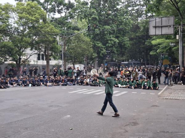 Ratusan Mahasiswa Kembali Kepung Gedung DPRD Jabar, Soroti Pendidikan hingga Karhutla