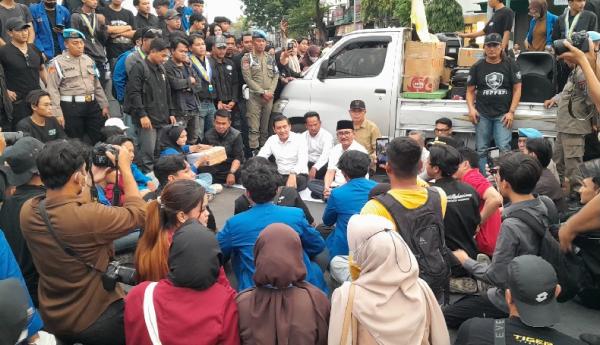 Plt Bupati Sukoharjo Temui Massa Mahasiswa di Simpang Lima Tampung 8 Tuntutan