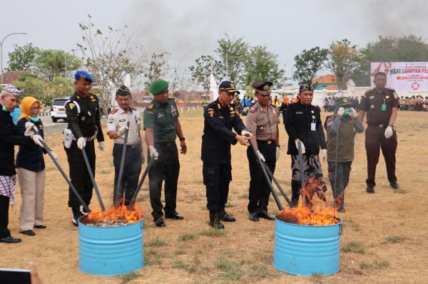 Bea Cukai Tegal dan Pemkab Brebes Musnahkan 5,29 Juta Batang Rokok Ilegal dan 43,2 Liter MMEA