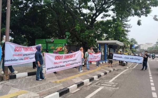Aktivis Kota Depok Gelar Demo Persoalkan Dugaan Dana BOS Digunakan Beli Buku Karya Cing Ikah