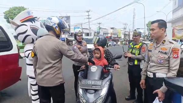 Operasi Patuh Lodaya 2026 di Garut Tak Melulu Tilang, Polisi Bagikan Helm Gratis dan Makanan