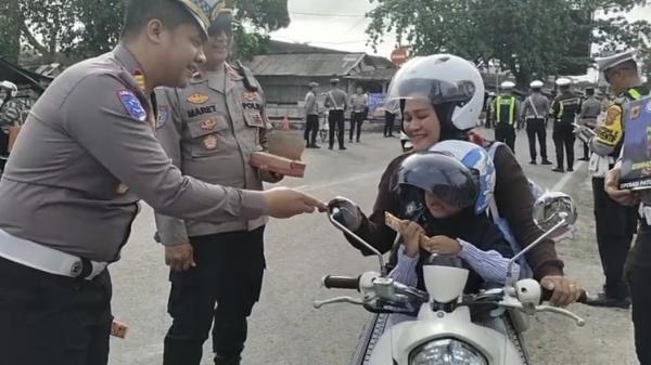 Operasi Patuh Lodaya 2026, Polisi Bagi-Bagi Cokelat dan Tahu Krispi di Pangandaran