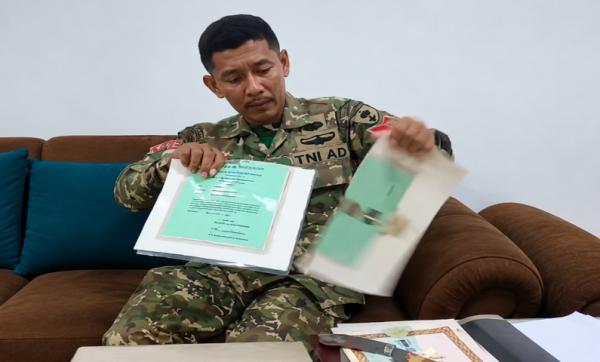 Viral! Kecewa 10 Tahun Gagal Jadi Bintara, Pria Berseragam TNI Robek Dokumen Penghargaan