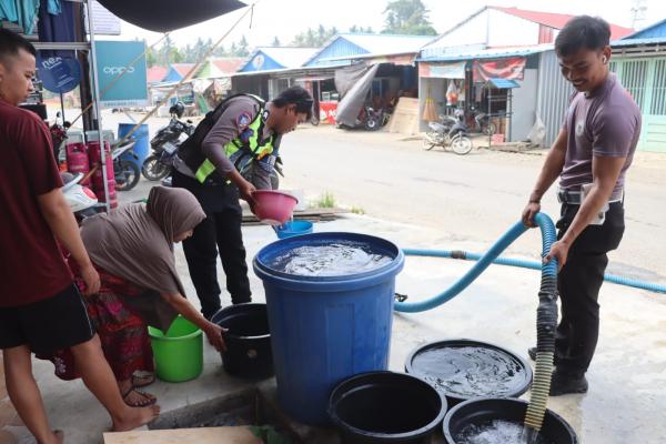 Turun Langsung Dipimpin Kasat Lantas, Polres Pasangkayu Distribusikan Air Bersih ke Pemukiman Warga