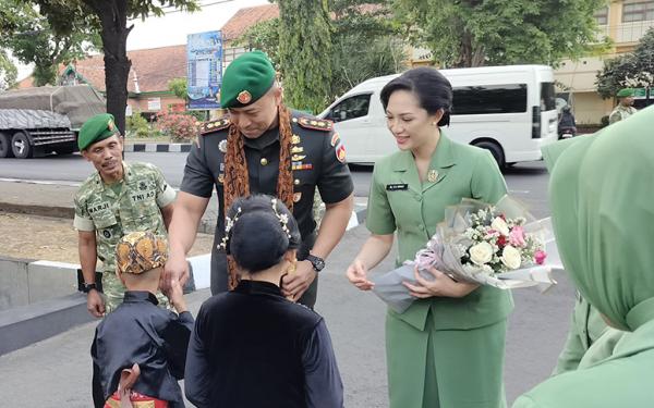 Dandim 0735 Surakarta Resmi Beralih Tongkat Komando, Letkol Mikael Gantikan Letkol Arief