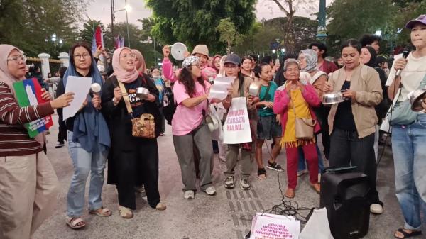 Emak-Emak Ibu Berisik Gelar Aksi di Titik Nol Kilometer Yogyakarta, Suarakan Empat Tuntutan