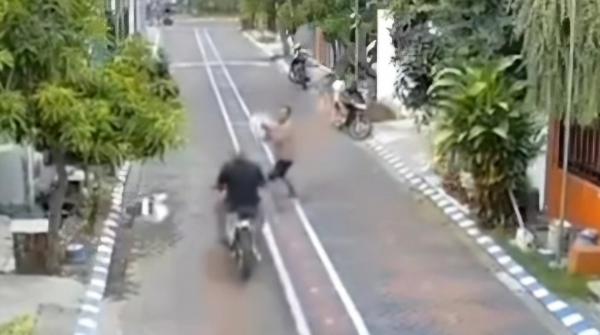 Detik-Detik Maling HP di Sidoarjo Apes Dikejar Korban, Disiram Air saat Kabur