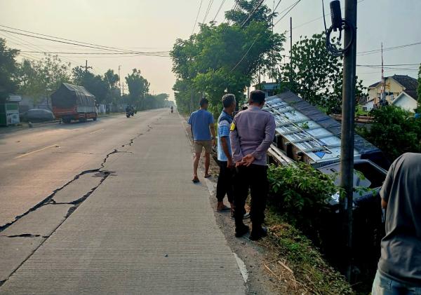 Truk Masuk Parit di Jalan Raya Kalitidu Bojonegoro, Sopir Diduga Kehilangan Konsentrasi
