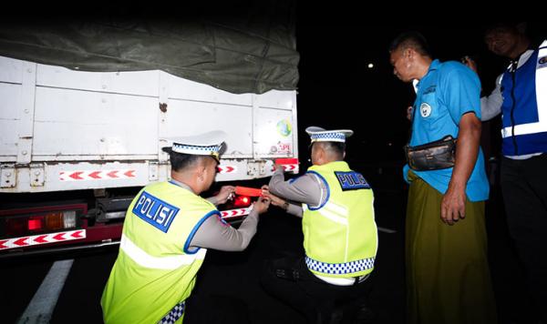 Cegah Tabrak Belakang, Dirlantas Polda Jateng Tempel Stiker Reflektif ke Truk di Tol Semarang