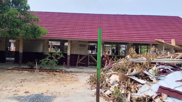 Gedung SDN 2 Bulok Dibongkar, Dana Rp796 Juta Belum Cair, Anak Kepala Sekolah Ikut Mengawasi Proyek
